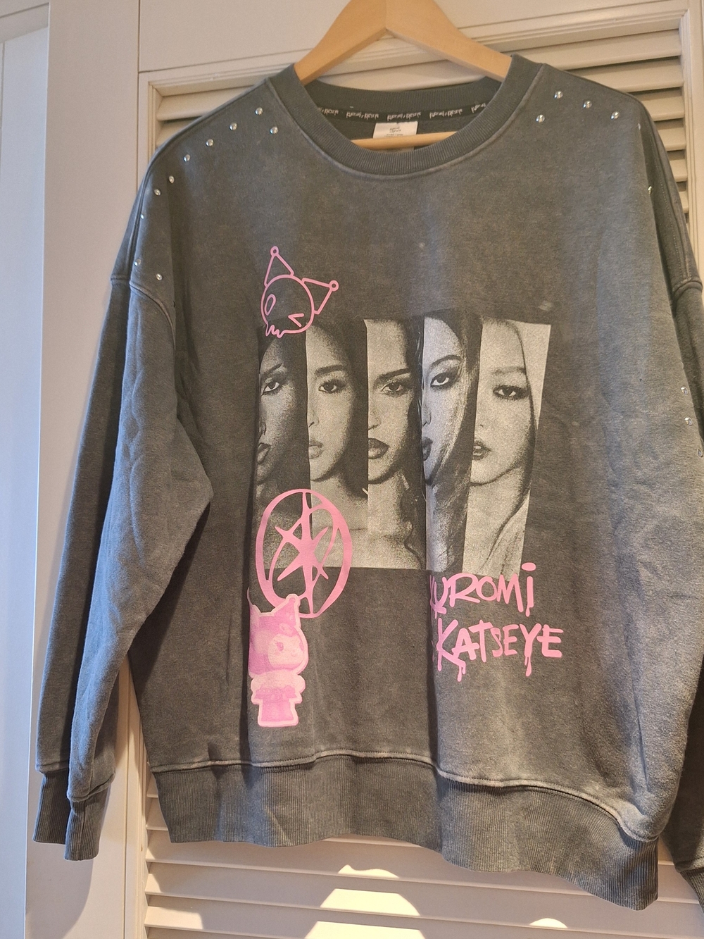🆕️ Kuromi x Katseye Sweatshirt - L